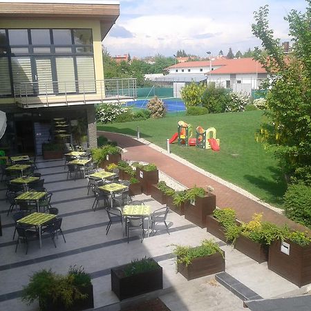 Hotel Predium Vrable Bagian luar foto