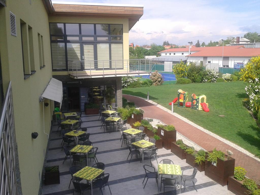 Hotel Predium Vrable Bagian luar foto