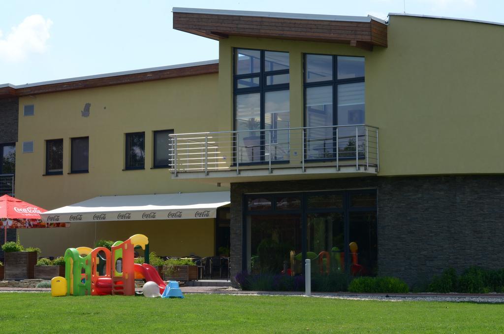 Hotel Predium Vrable Bagian luar foto