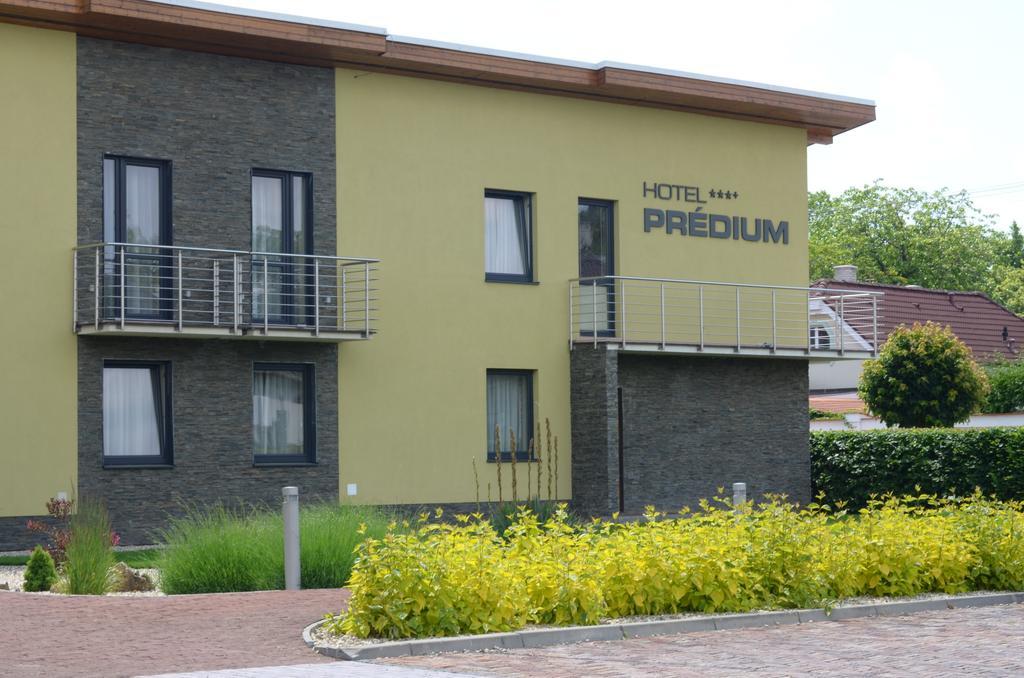 Hotel Predium Vrable Bagian luar foto
