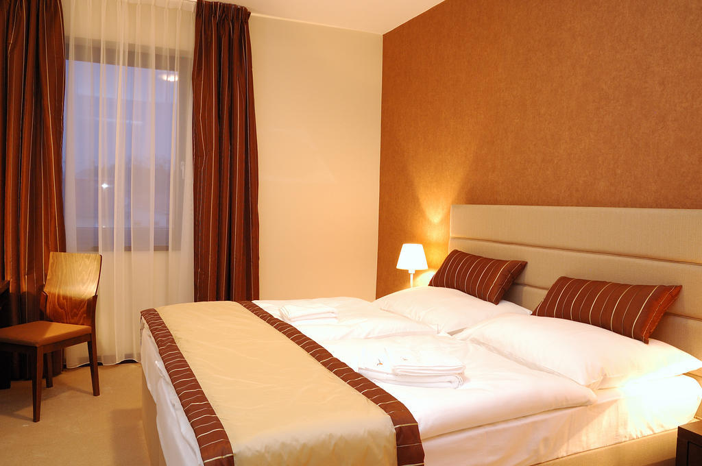Hotel Predium Vrable Ruang foto